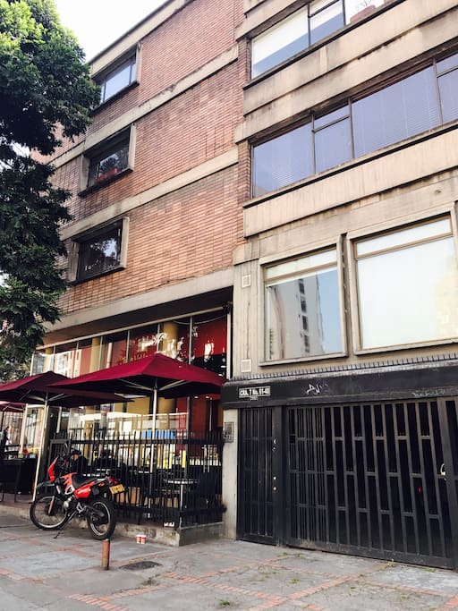 Fachada edificio, entrada al edificio por el portón negro.
Café Juan Valdez abajo del edificio, habrá café fresco 12 horas al día.