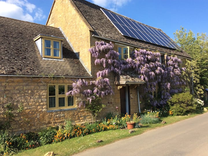 Cotswolds B&B Room near StratforduponAvon Bed and breakfasts for