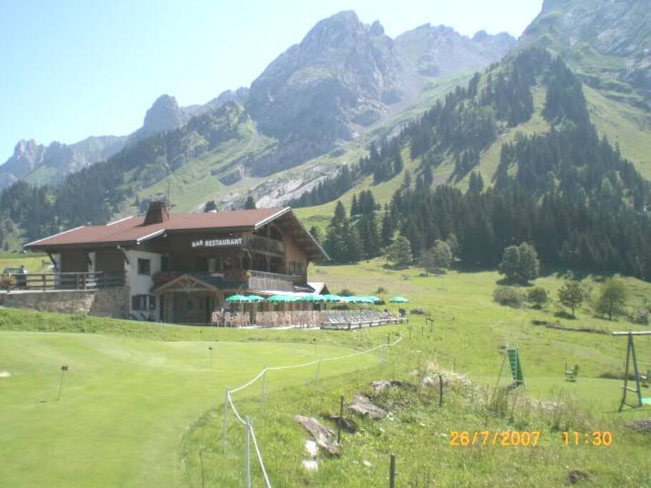 Le chalet au départ des randonnées et à côté du golf, en été.