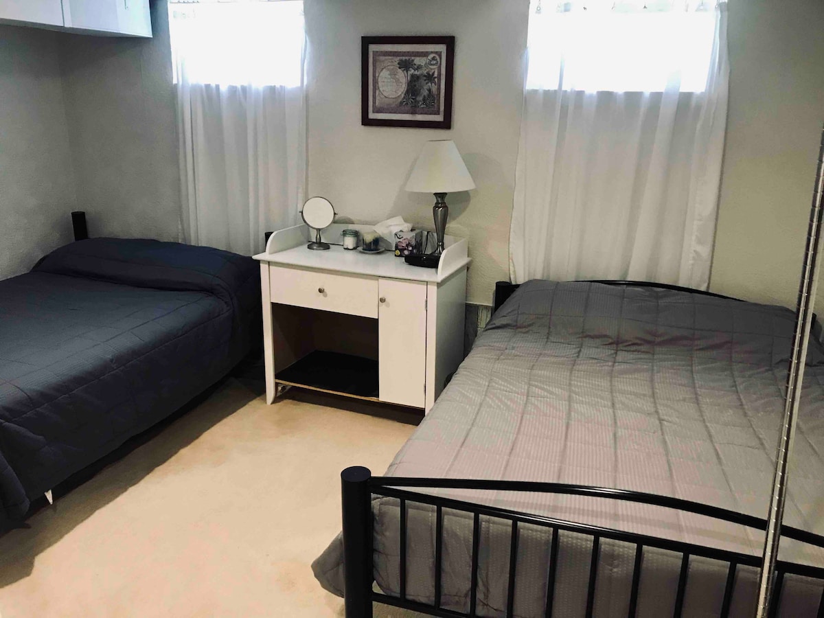 เตียงขนาดใหญ่ 2 หลังในห้องนอนด้านหลัง 