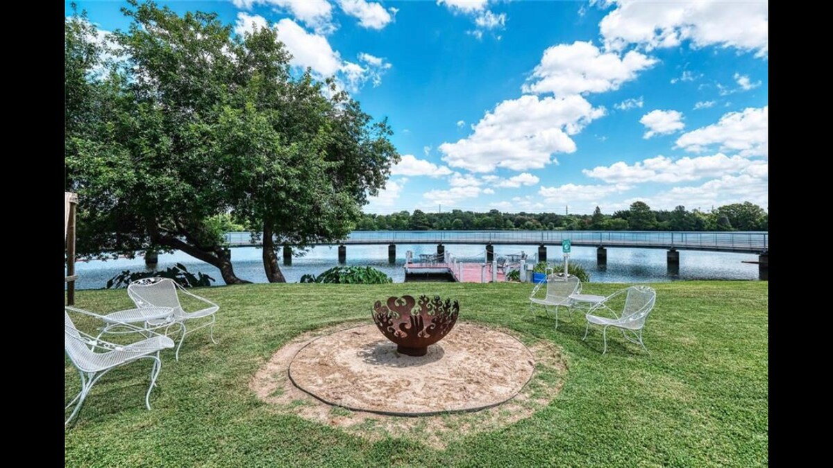 1B/1.5BA Condo by Lady Bird Lake/Boardwalk