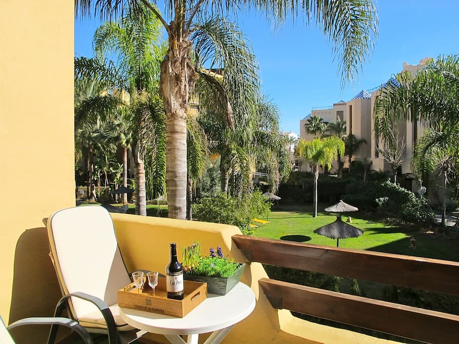 El aperitivo de cortesía disfrutando del jardín