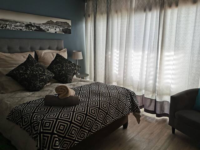 Vibrant beach living – Camps Bay gallery image 4