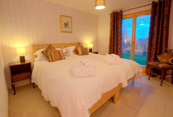 เตียงขนาดใหญ่และผ้าปูที่นอนคุณภาพดี