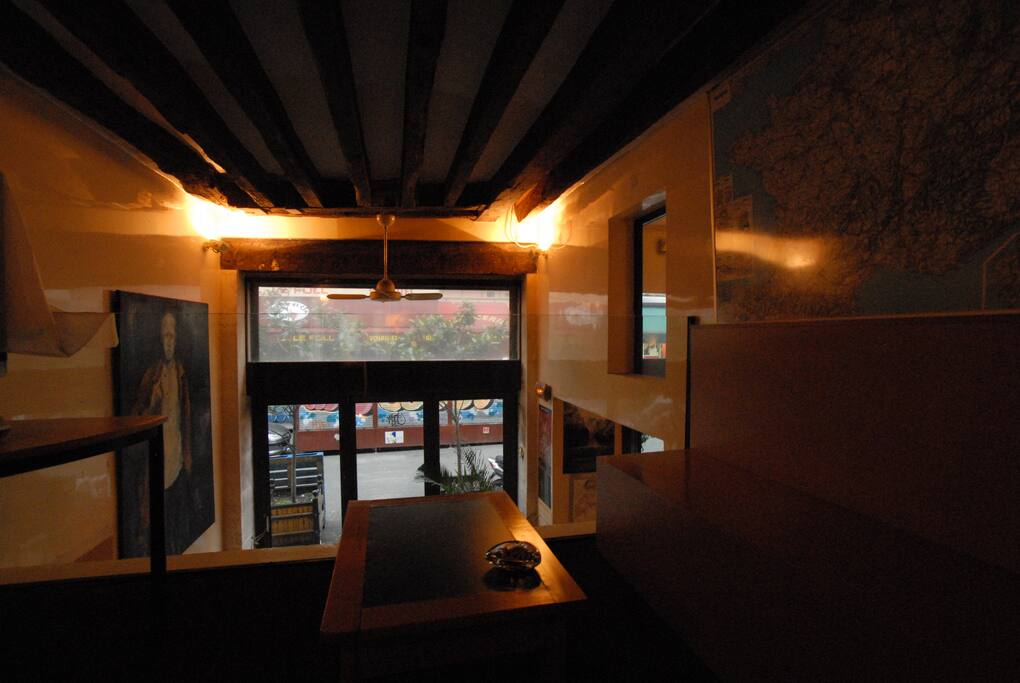 Mezzanine lounge with view on street 60 rue de Seine