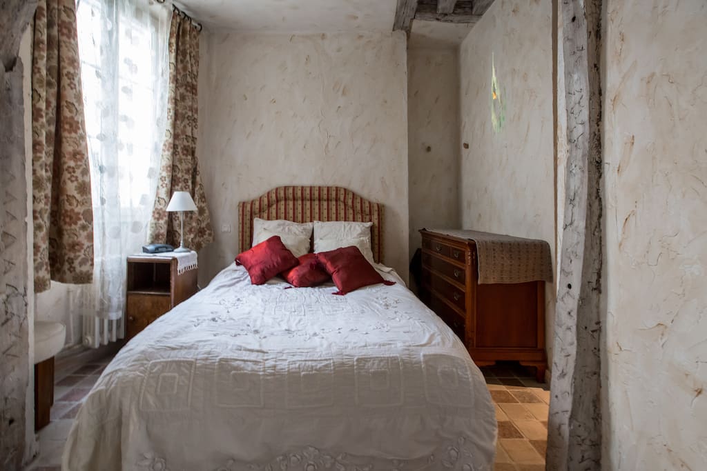 chambre tres acceuillante et confortable avec lit de 140 mais calme et lumineuse