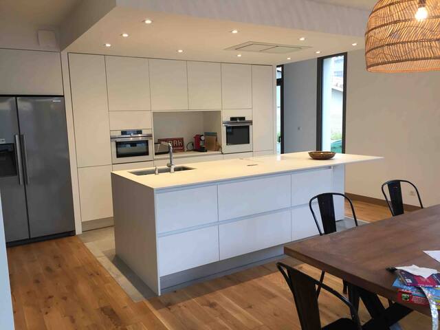 Maison contemporaine avec piscine gallery image 4