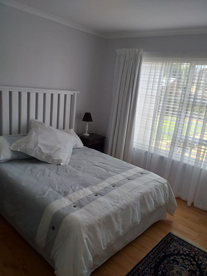 Dormitorio 3, cama tamaño queen.