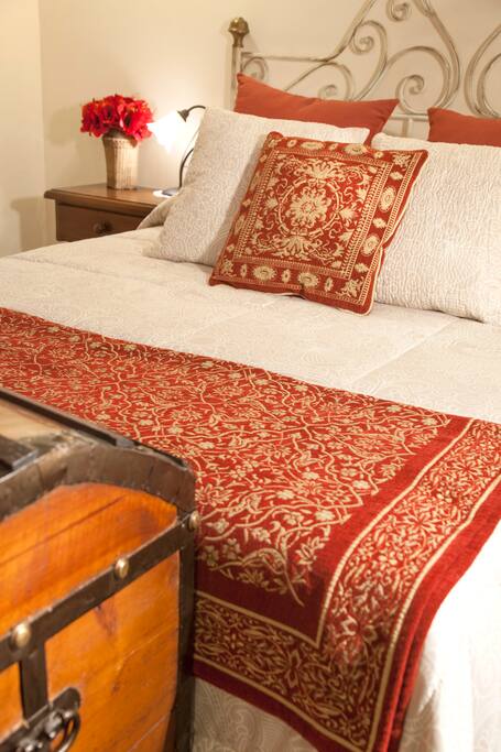 Detalle de la cama de la habitación Magnolia (205)