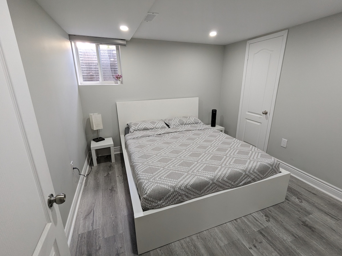 ห้องนอน 1 สถานที่พักผ่อน: Sunlit Haven พร้อมหน้าต่างบานใหญ่ขาตั้งกลางคืนพร้อมพัดลมและพื้นที่ตู้เสื้อผ้ากว้างขวาง