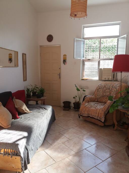 Sala de estar com cama de solteiro.