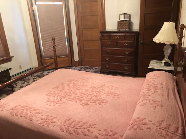 Dakota House #2 Queen Bed tax included