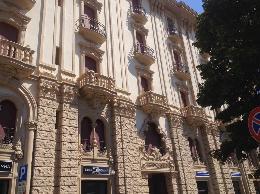 Palazzo Tamborrino dove e'ubicato ,al primo piano,l'appartamento