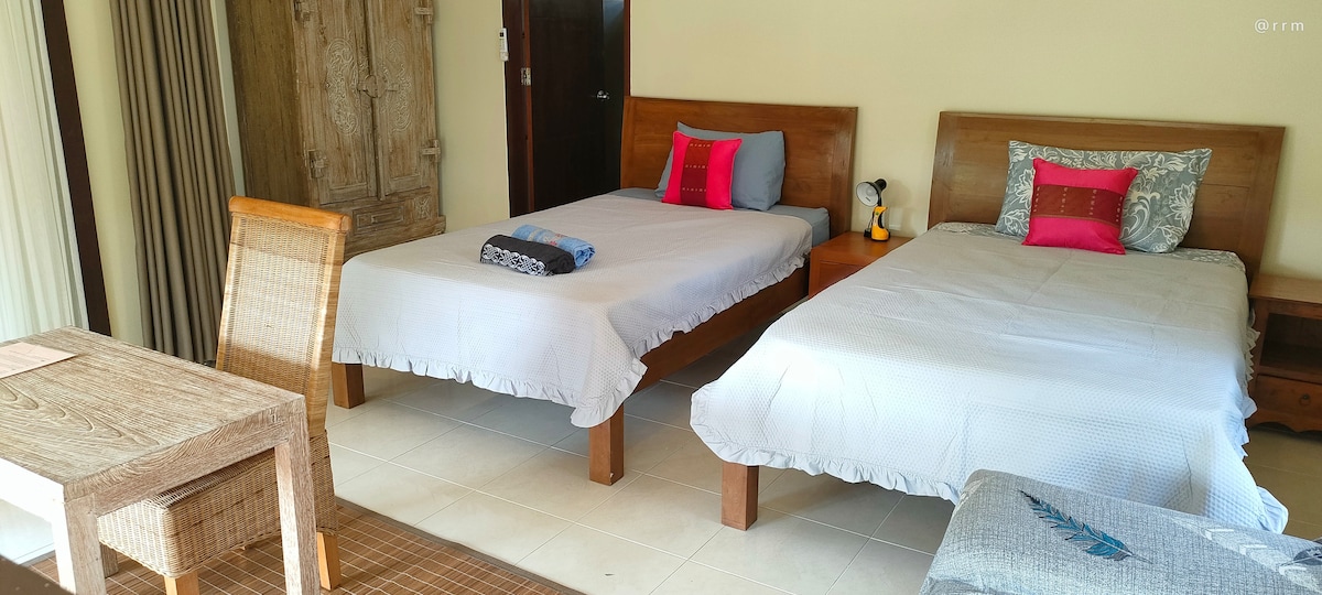 Izba pre hostí #2 

2 jednolôžka, 1 šatník, jeden pracovný stolík a stolička 