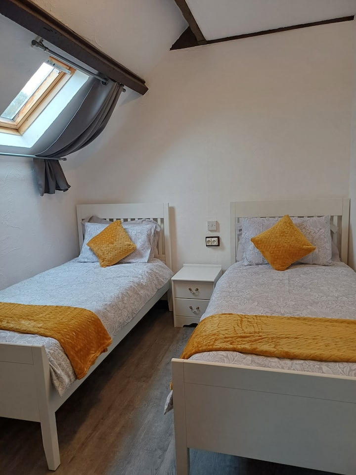 Krásna spálňa s 2 oddelenými posteľami 