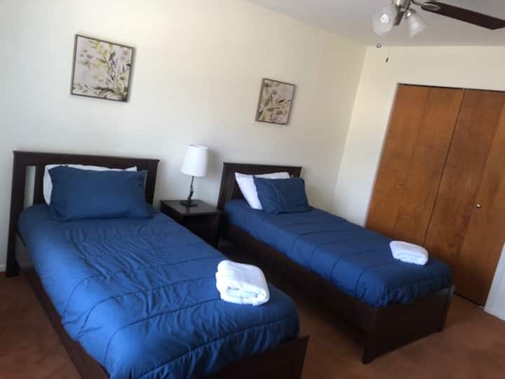 dhomë gjumi 1 me dy krevate tek dhe dollap