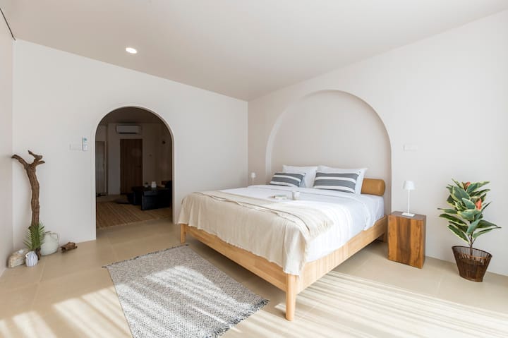 غرفة النومرقم2 مع غرفة معيشة خاصة