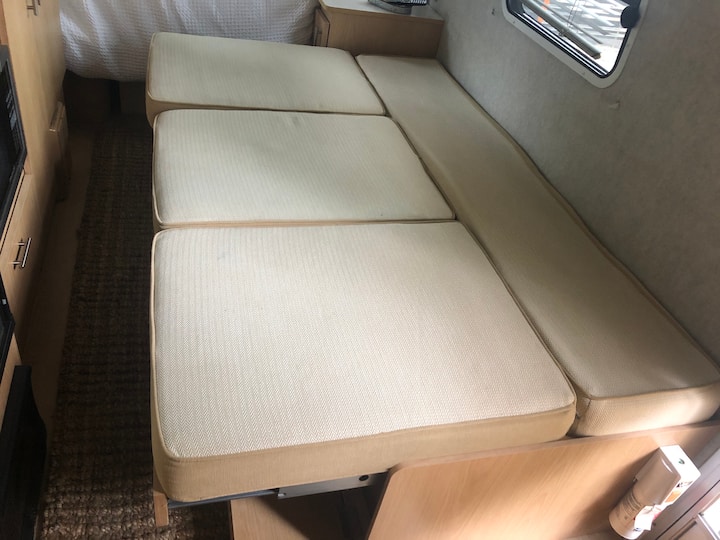 pohovka môže pohodlne spať s jedným dospelým a dvoma deťmi