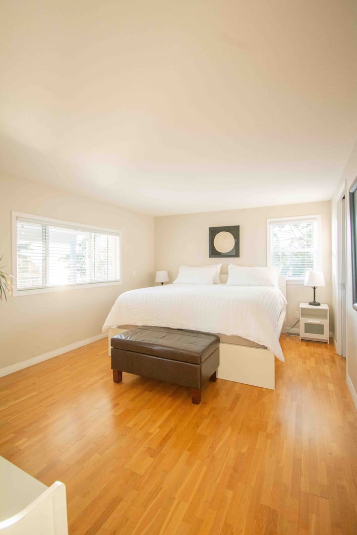 Chambre principale avec vue sur le lac, lit king size.