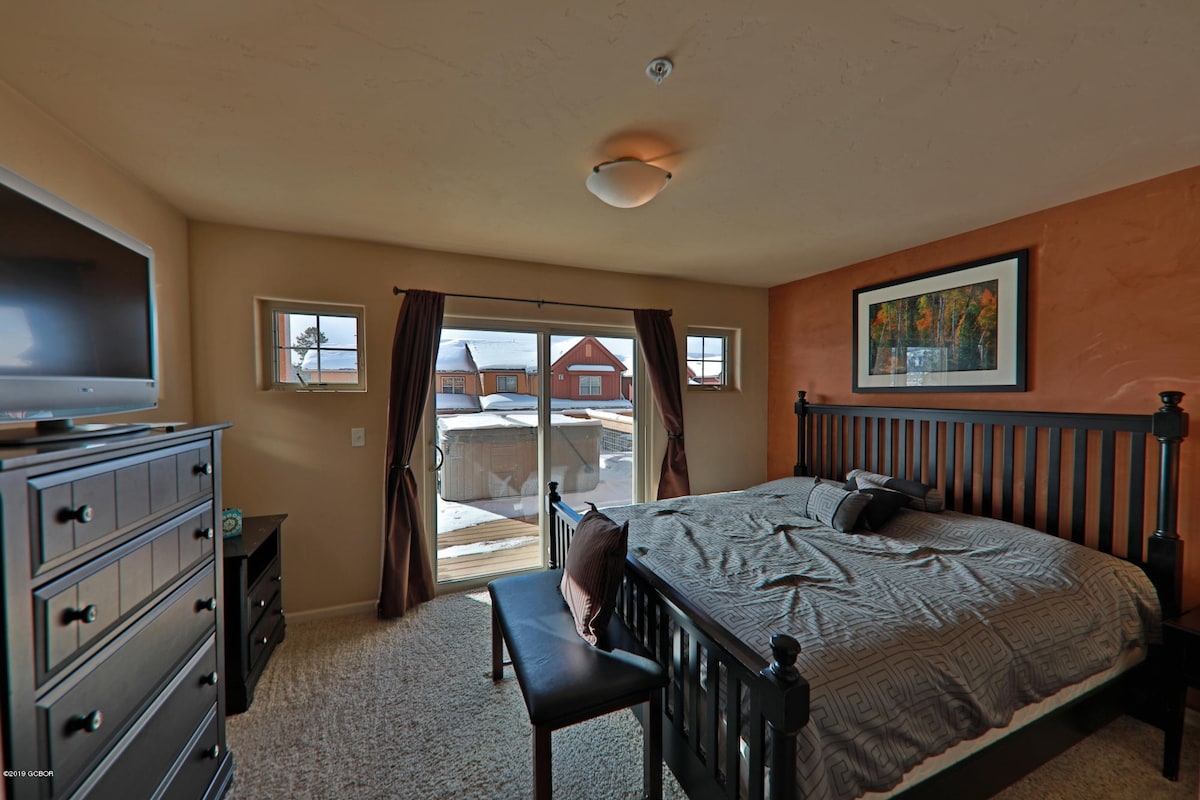 ¡Dormitorio principal con cama tamaño king y fácil acceso a la bañera de hidromasaje