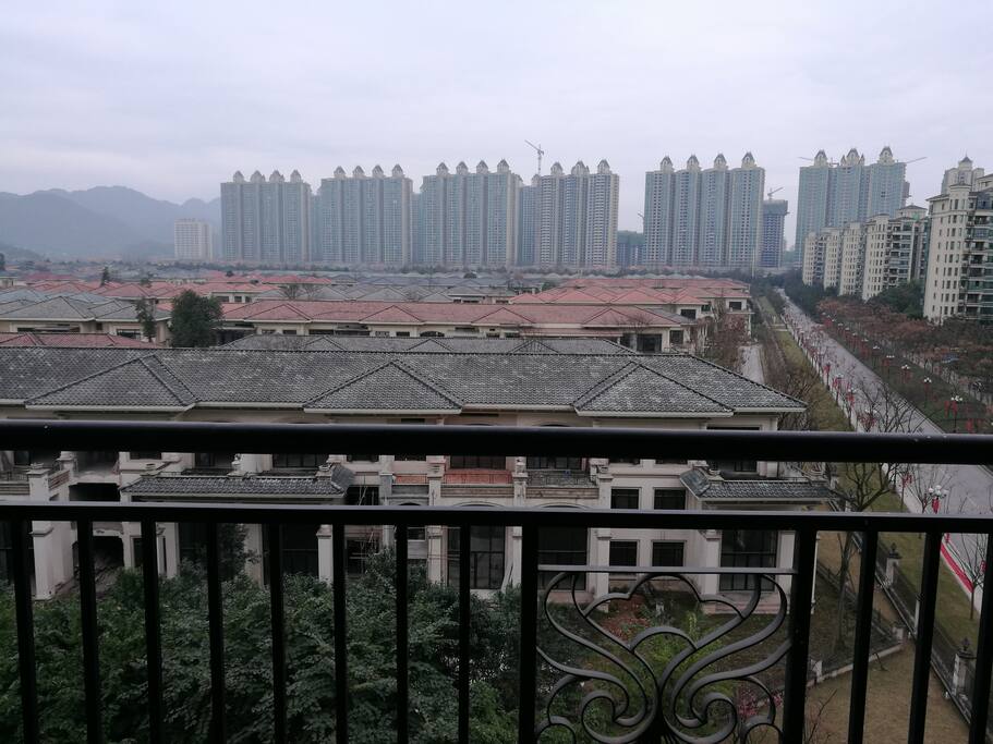 客厅阳台面向中庭,坐北朝南,采光良好