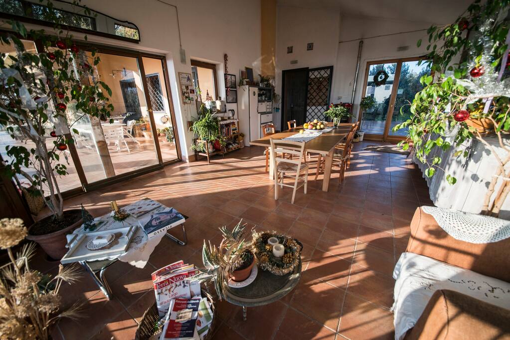 La veranda è dove si serve la colazione e dove si può trascorrere un po' di tempo leggendo o scambiando due parole.