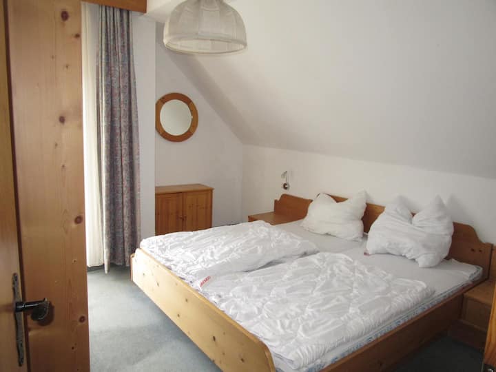 חדר שינה שלישי בקומה העליונה עם מיטה זוגית אחת ...