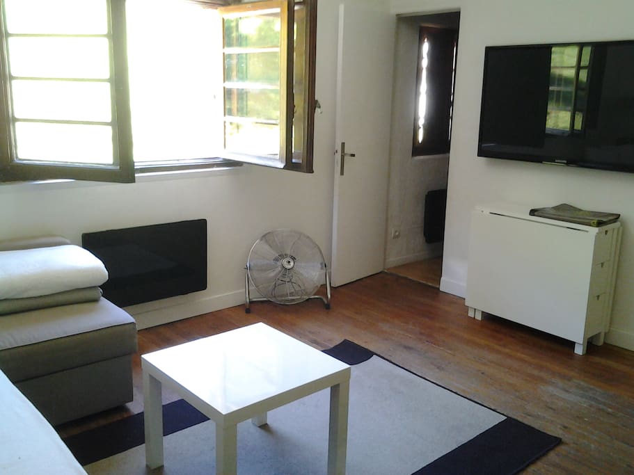 Joli appartement à Valberg avec télévision 129 cm, table pliable avec 4 chaises et 2 tabourets.