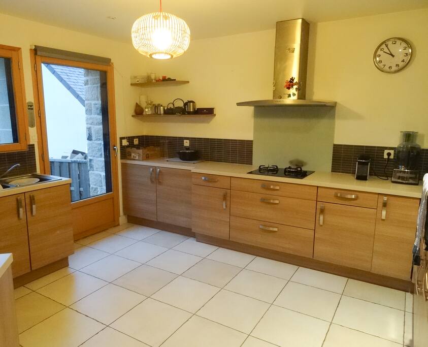 Cuisine aménagée : frigo, four, micro-ondes, cuisinière mixte gaz et induction, cafetière express, bouilloire, … Congélateur dans la buanderie