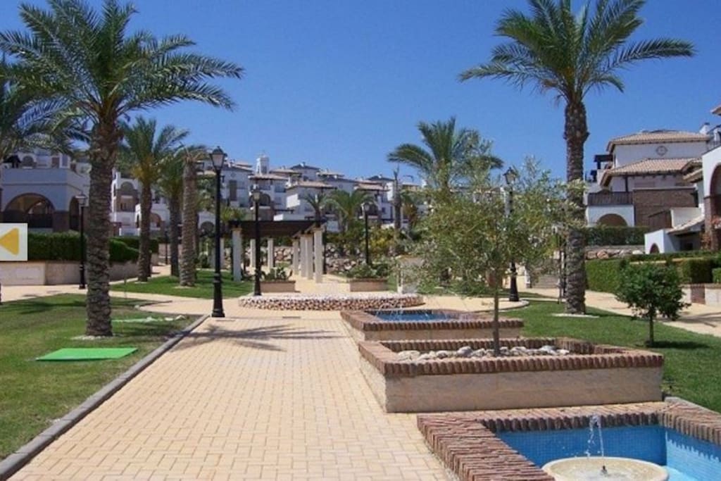 Agradable entorno con fuentes y jardines