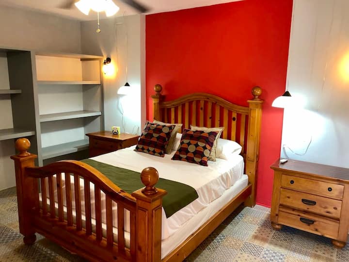 Сега ви ја покажуваме собата на горниот кат со брачен кревет (широк 150-179 см), простран плакар и модерен клима уред.