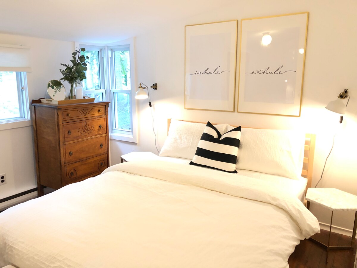 พื้นที่ห้องนอนแบบเซนพร้อมเตียงควีนไซส์ 