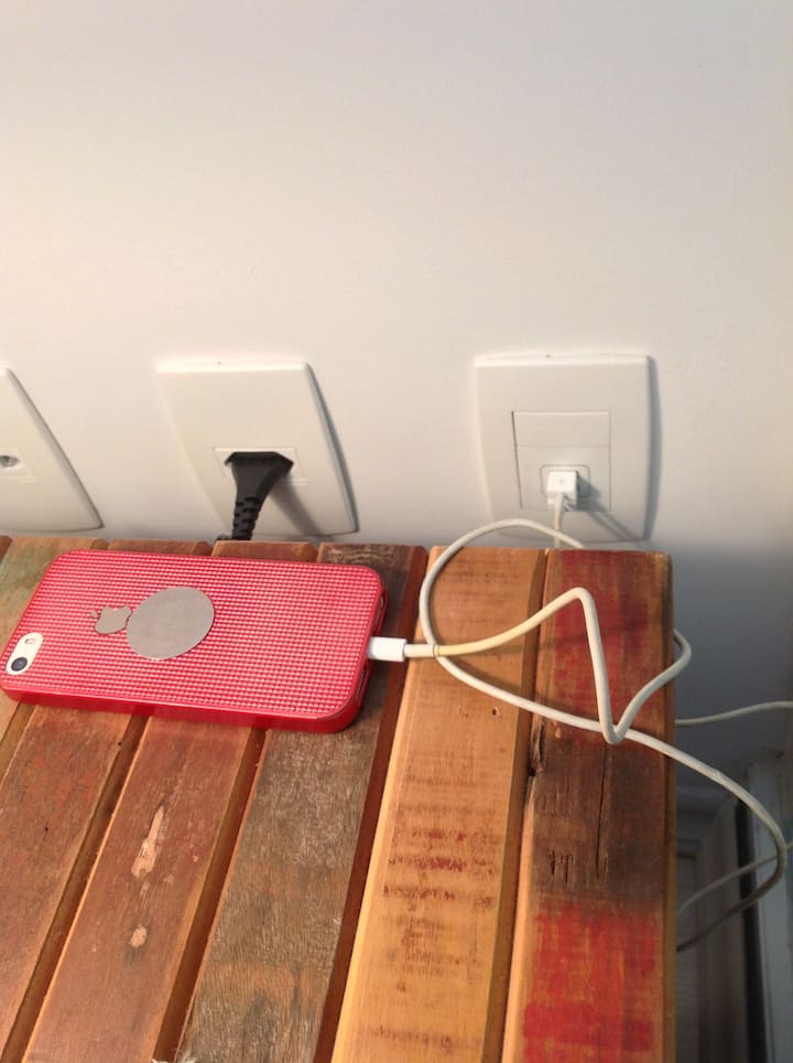 Porta USB (telefoni celular dhe karikuesi vetëm për t 'u ilustruar)
