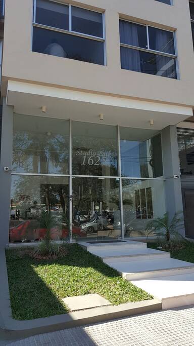 Acceso principal moderno y amplio, con portero/sereno las 24 hs y cámaras de seguridad