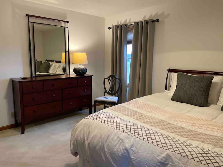 Chumba cha kulala cha bwana kina godoro la ukubwa wa mfalme kutoka Serta, LG 43" smart TV, na bafu kamili na bafu/beseni.