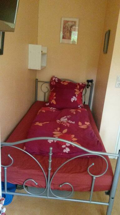 Das Bett wartet auf Dich. Das Bad kannst Du Dir auf den anderen Inseraten ansehen