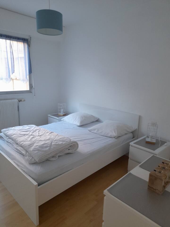 Chumba cha kulala: kitanda cha 140