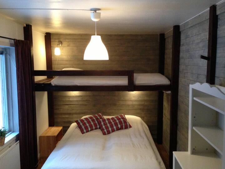 Bedroom 2 with three beds in family bunk bed, as well as a junior bed (70 x 160 cm).