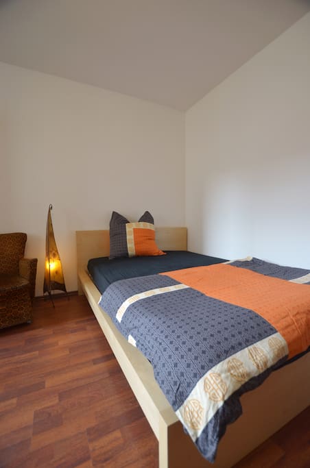 Schlafzimmer 1