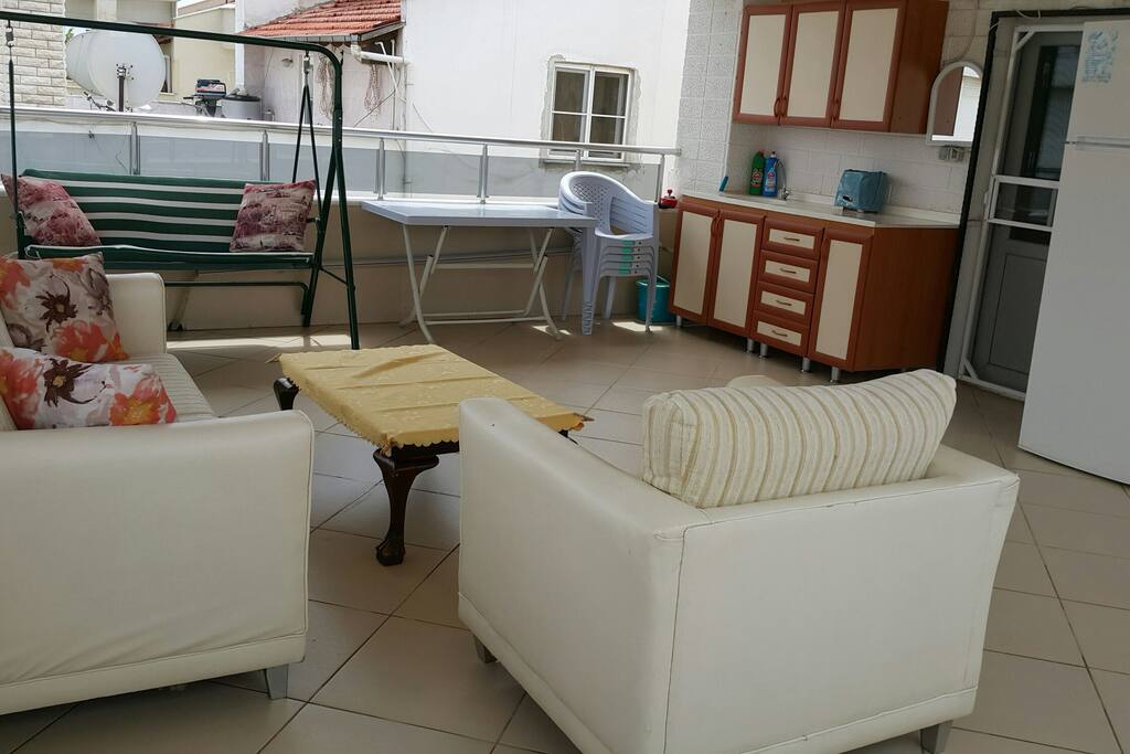 teras kat. misafirlerin kullanımına ait mutfak ve buzdolabı. oturma grubu, masa ve sandalyeler