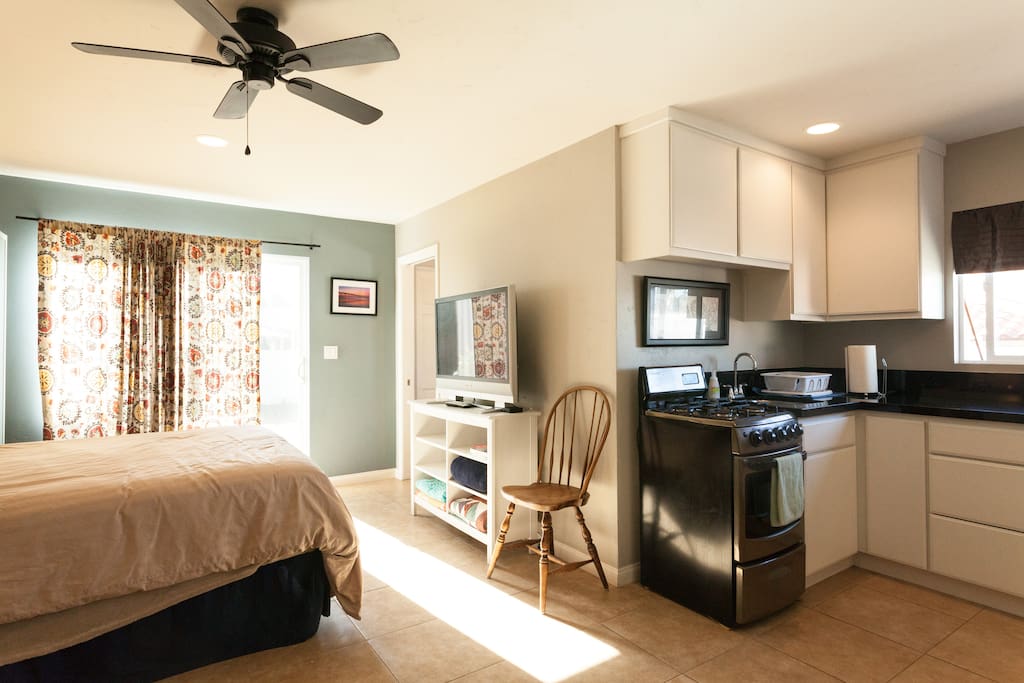 HD TV, Gas range and mini kitchen