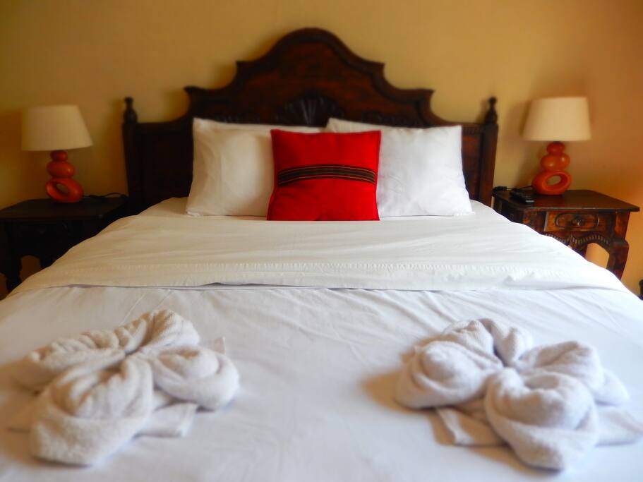 we can change to a queen bed to accomodate couples if available