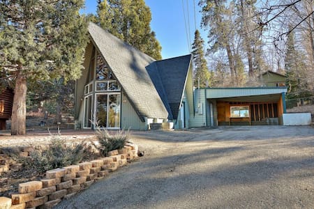 Big Bear Cabin with spa walking distance to slopes