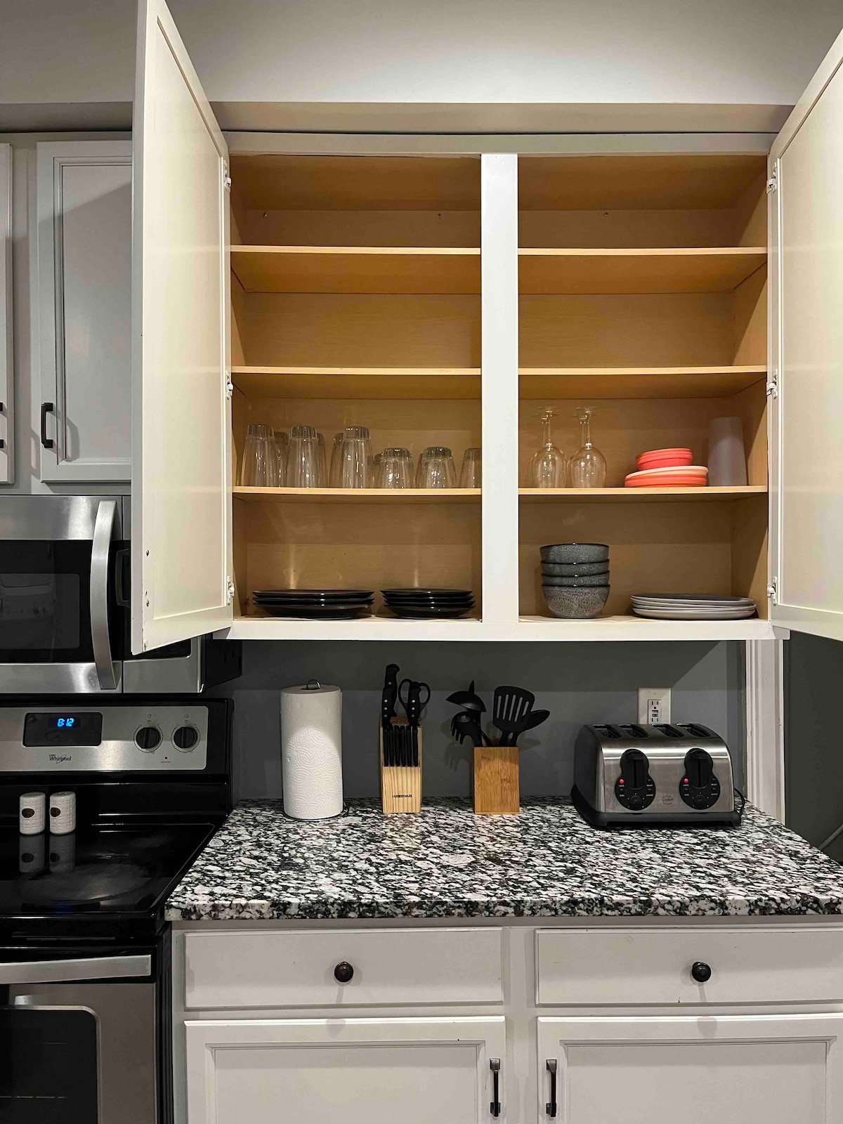 2BR/ Modern Basement Suite