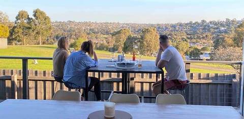 Quality 4 Bedroom Newtown Residence w 👌 Views