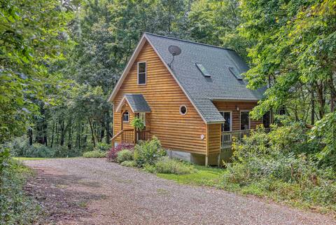 Cheerful two bedroom cabin with a hot tub