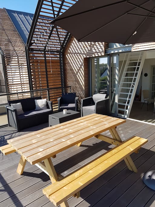 Terrasse avec table et salon