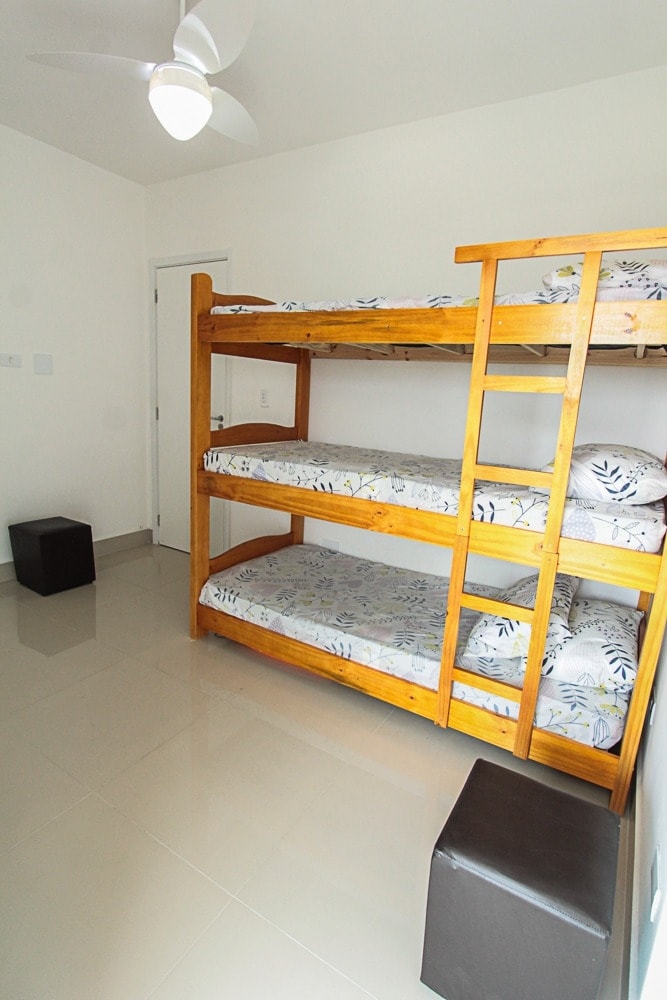 Chumba cha kulala na triche na nafasi kwa godoro zaidi. 
Dari Fan