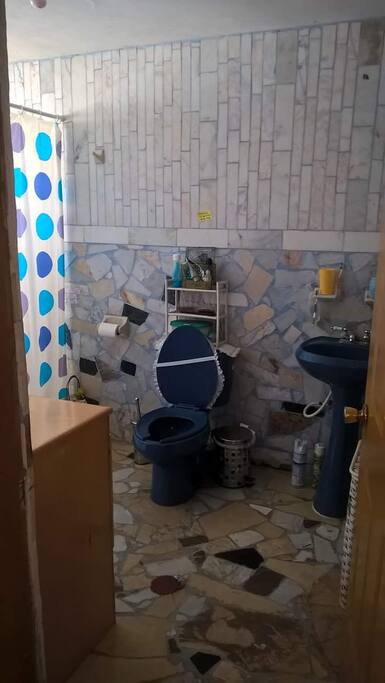 Baño marmol se cuenta con cisterna siempre hay agua