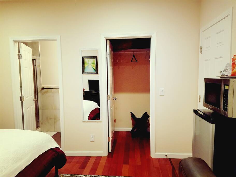 Queen bed suite, suitable for 1 or 2.
Private full bath and large walk-in closet on the right.